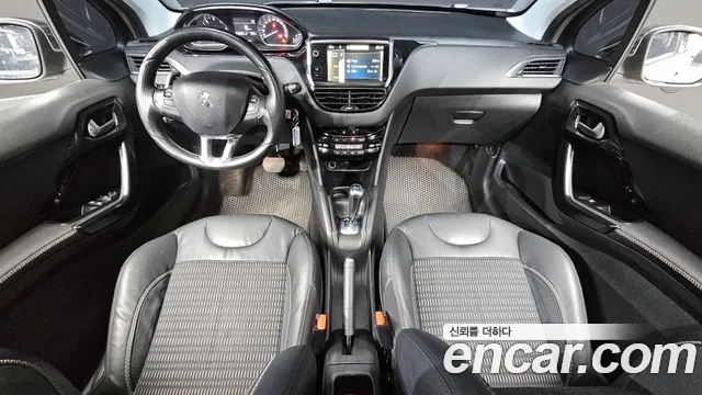 Peugeot 208 — интерьер