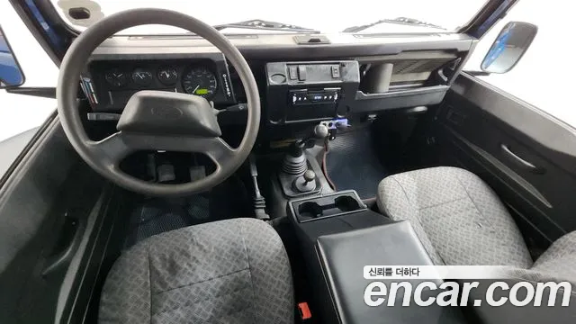 Land Rover Defender — интерьер
