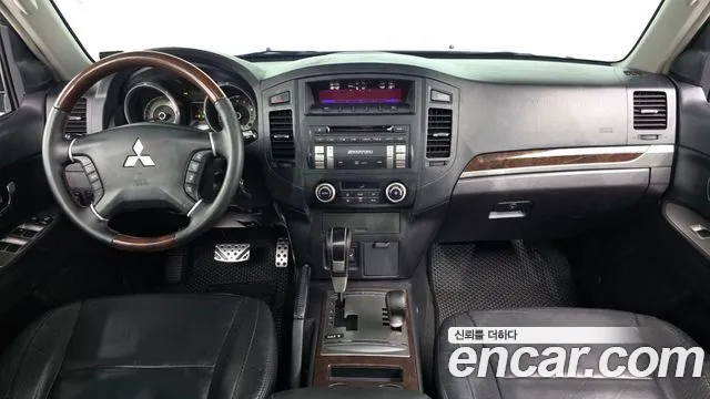 Mitsubishi Pajero — интерьер