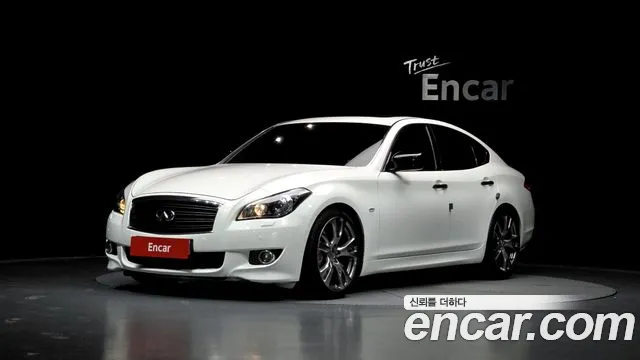 Infiniti M
