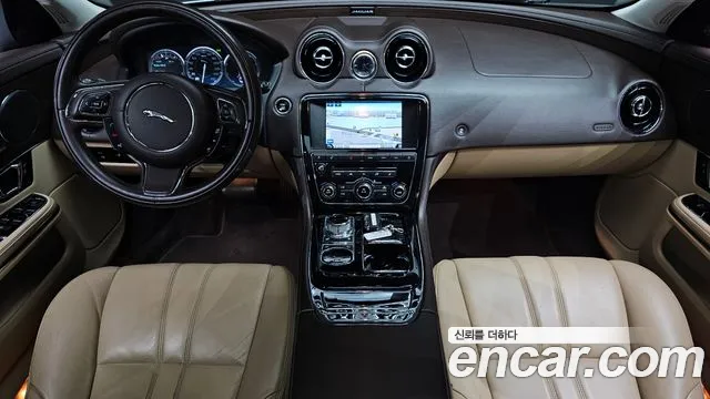 Jaguar XJ — интерьер
