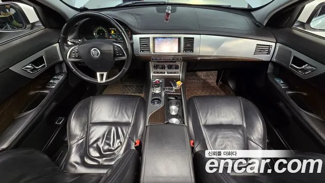 Jaguar XF — интерьер