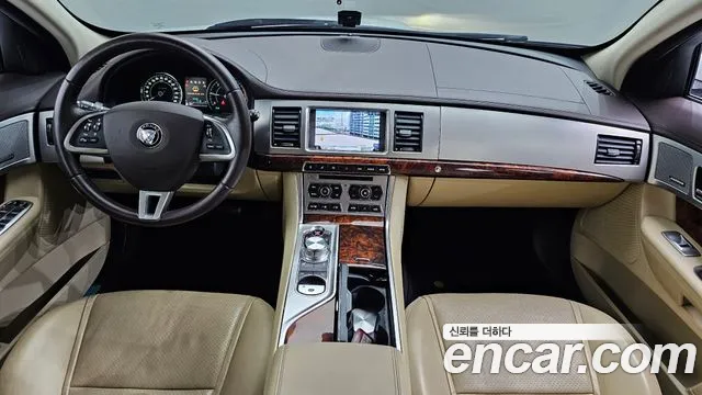Jaguar XF — интерьер