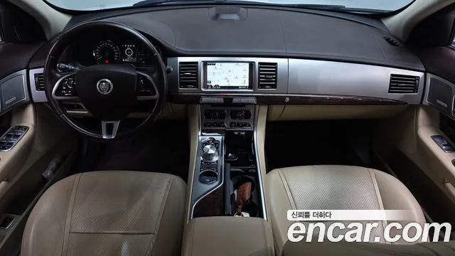 Jaguar XF — интерьер