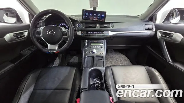 Lexus CT200h — интерьер