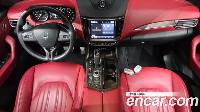 Maserati Levante — интерьер