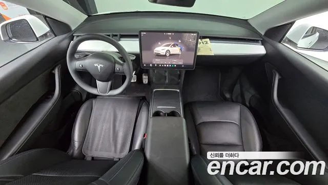 Tesla Model Y — интерьер
