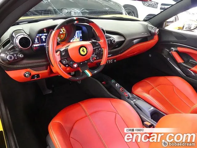 Ferrari F8 — интерьер