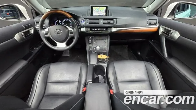 Lexus CT200h — интерьер
