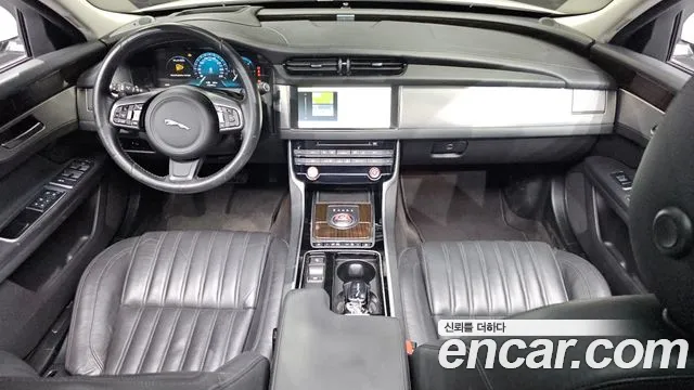 Jaguar XF — интерьер