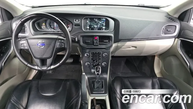 Volvo V40 — интерьер