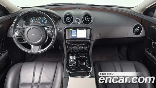 Jaguar XJ — интерьер