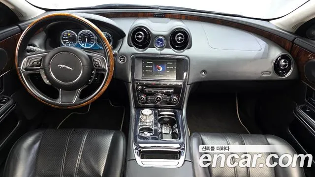 Jaguar XJ — интерьер