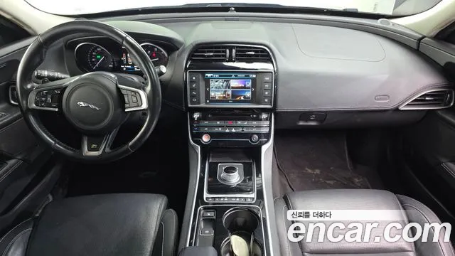 Jaguar XE — интерьер