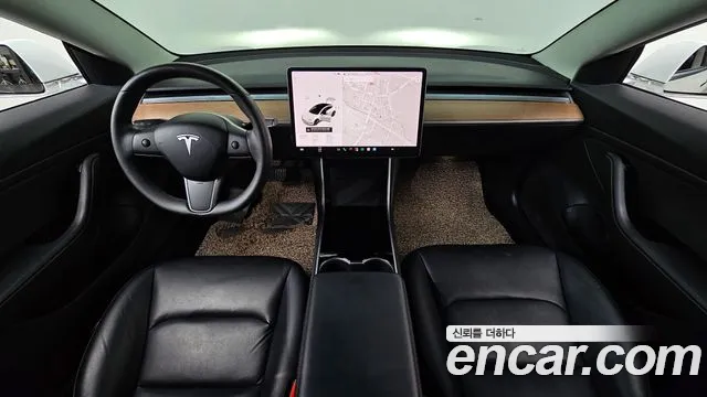 Tesla Model 3 — интерьер