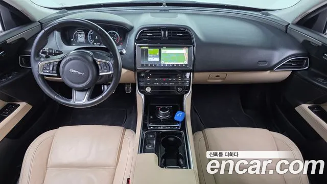 Jaguar XE — интерьер