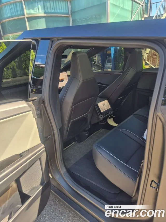 Tesla Cybertruck — интерьер
