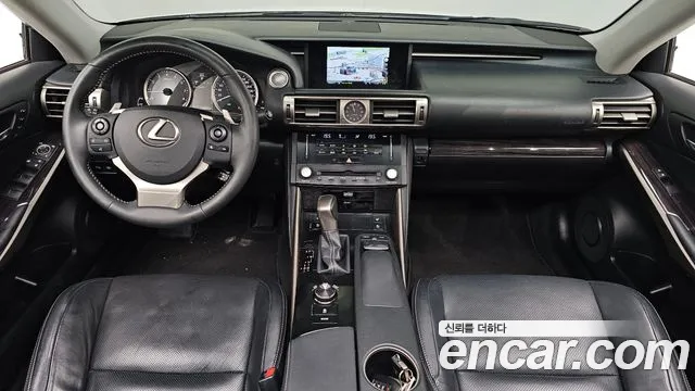 Lexus IS — интерьер