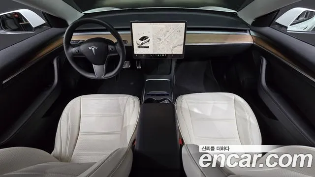Tesla Model 3 — интерьер