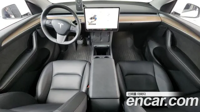 Tesla Model Y — интерьер