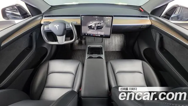Tesla Model Y — интерьер