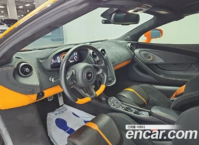 McLaren 570S — интерьер