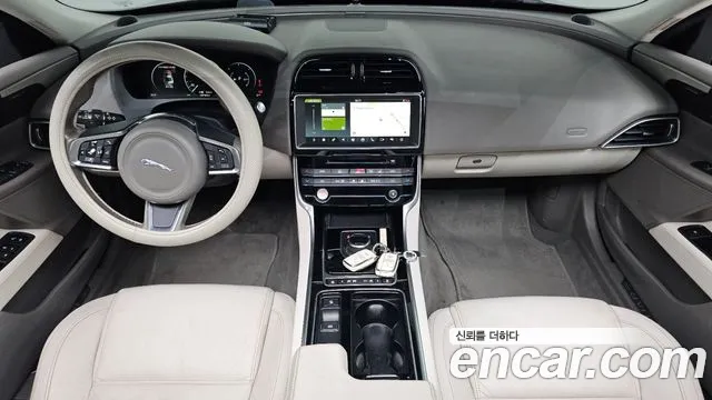 Jaguar XE — интерьер