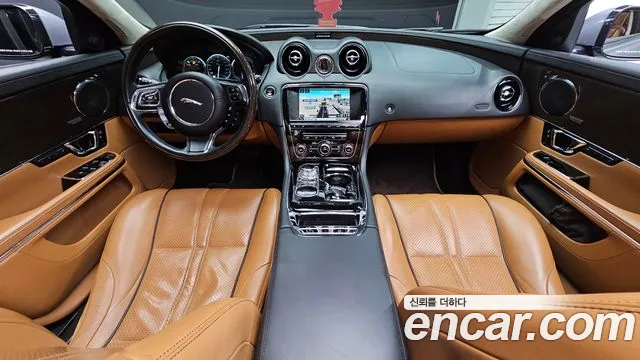 Jaguar XJ — интерьер