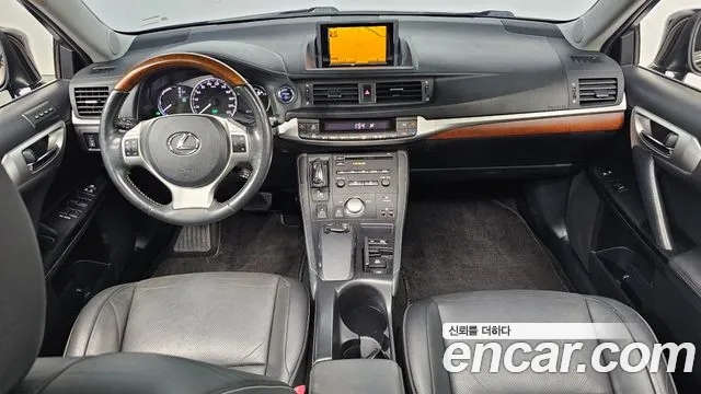 Lexus CT200h — интерьер