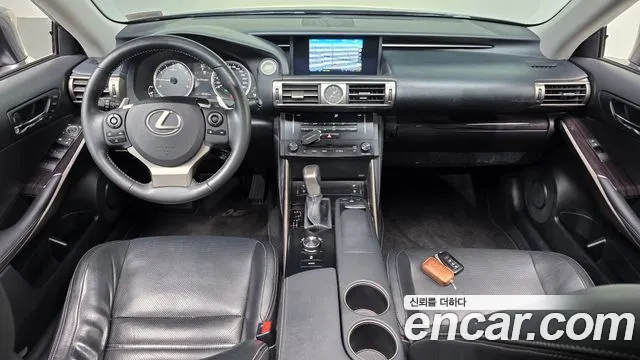 Lexus IS — интерьер