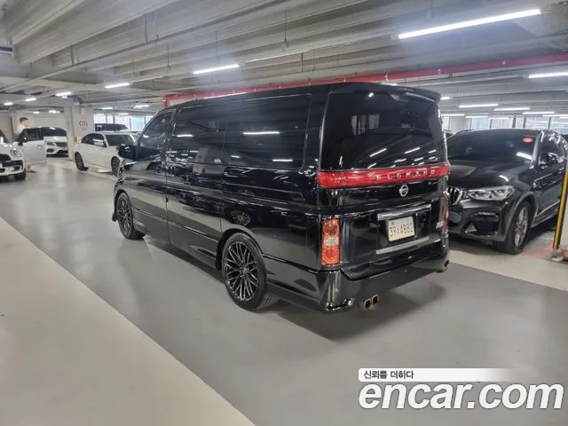 Nissan Elgrand — интерьер