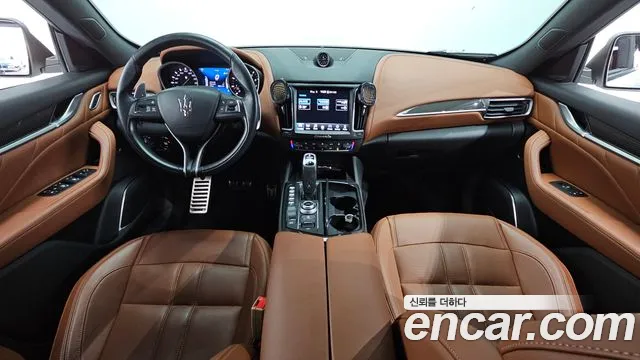 Maserati Levante — интерьер