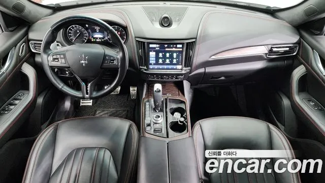 Maserati Levante — интерьер