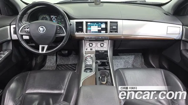 Jaguar XF — интерьер