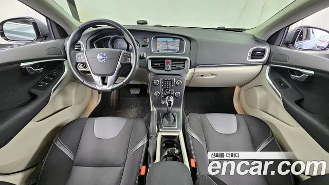 Volvo V40 — интерьер