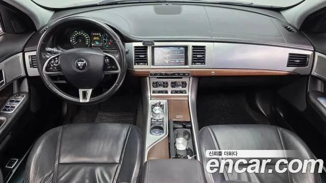 Jaguar XF — интерьер