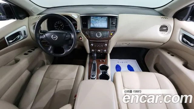 Nissan Pathfinder — интерьер