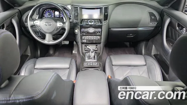 Infiniti QX70 — интерьер