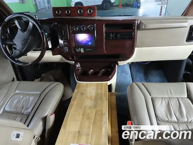Chevrolet Express Van — интерьер