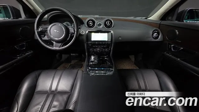 Jaguar XJ — интерьер