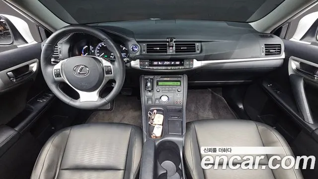 Lexus CT200h — интерьер