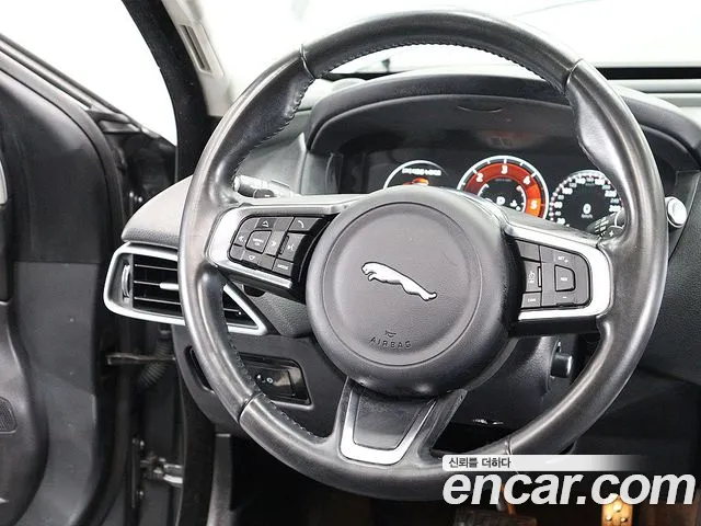 Jaguar XE — интерьер