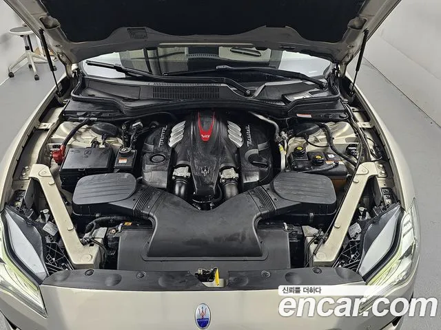 Maserati Quattroporte — интерьер