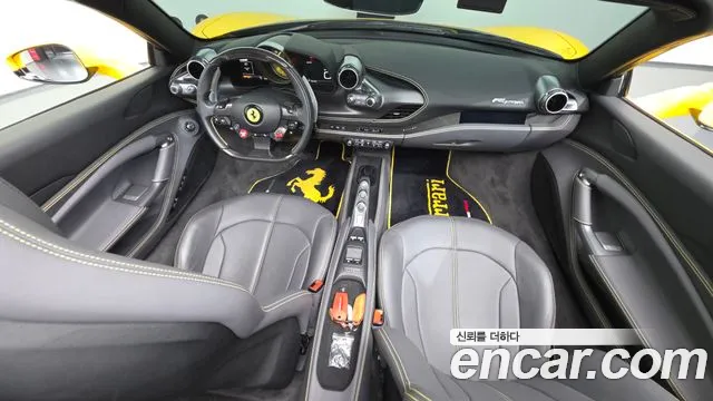 Ferrari F8 — интерьер