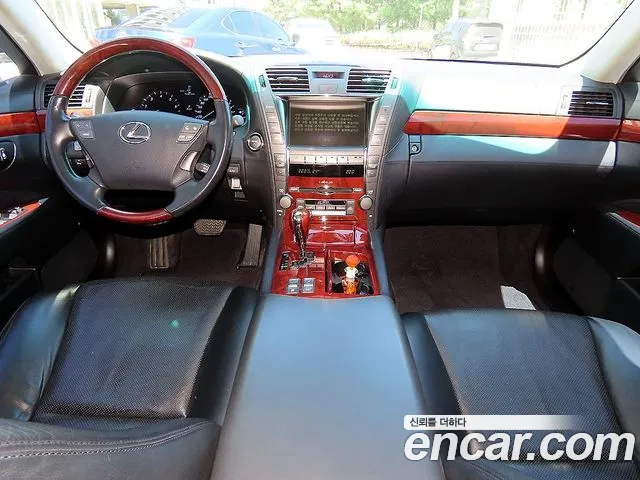 Lexus LS — интерьер