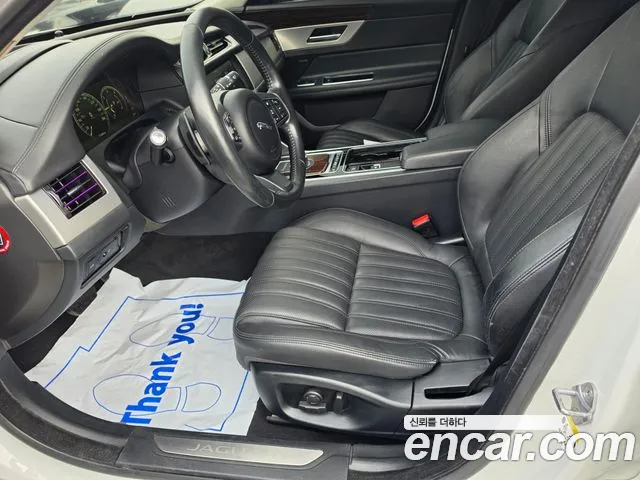 Jaguar XF — интерьер