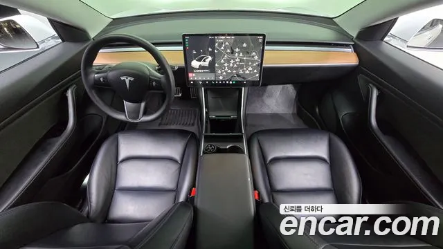 Tesla Model 3 — интерьер
