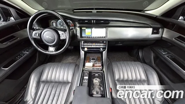 Jaguar XF — интерьер