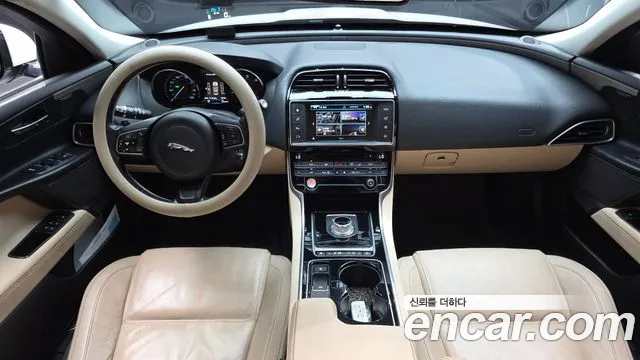 Jaguar XE — интерьер