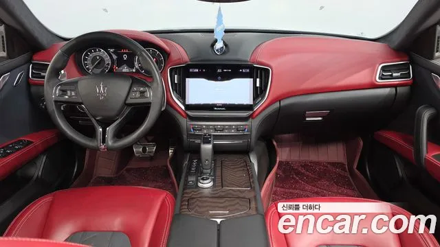 Maserati Ghibli — интерьер